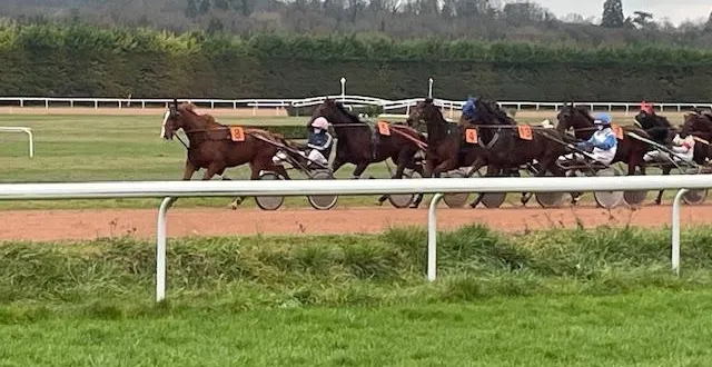 photo  lors d’une précédente réunion sur la piste en sable de l’hippodrome d’argentan fin 2025.  &copy;  archives ouest-france 