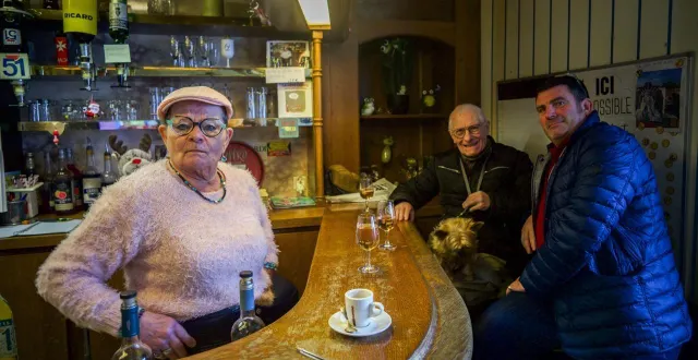 photo  le mans, vendredi 5 décembre 2025. martine vignault tient le bar l’ovale, qui fut le qg des joueurs du cop, le club de rugby de pontlieue.  &copy;  le maine libre - denis lambert 
