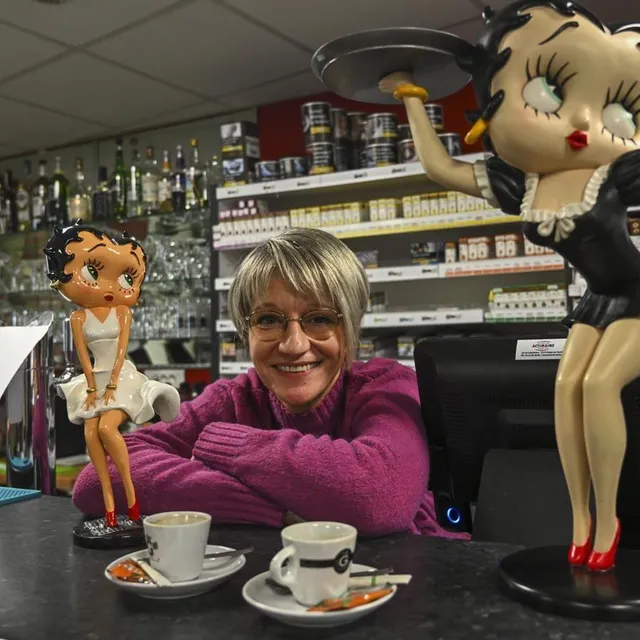 photo à souligné flacé, stéphanie baudorre, fan de betty boop, est aux commandes du saint-rigomer, le bar-tabac-presse épicerie. ?  ©  le maine libre - denis lambert