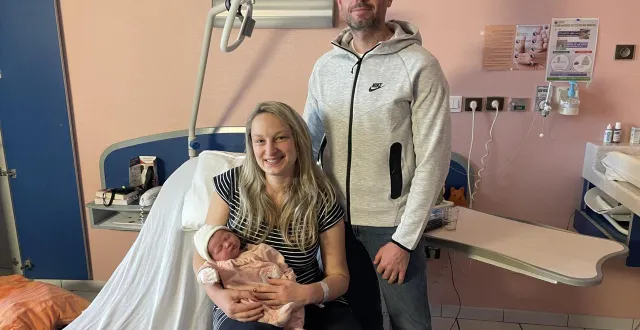 photo  entourée de ses parents, laureen et ludovic chemin, alba est le dernier bébé né à la maternité d’argentan en 2025. et la 5e à avoir reçu ce prénom dans l’année.  &copy;  ouest-france 