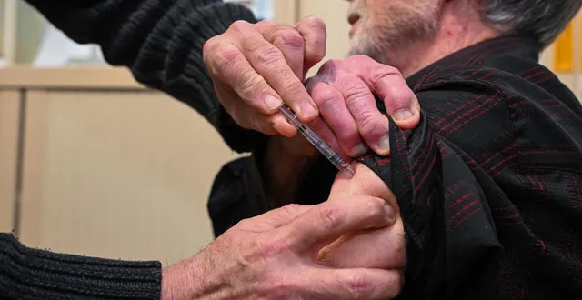 photo  épidémie de grippe précoce : estimez-vous que tout le monde devrait se faire vacciner ?  &copy;  co - laurent combet 