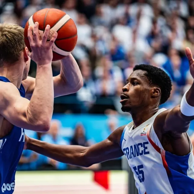 photo gérald ayayi, joueur de l’équipe de france de basket et de cholet, ici en défense face à la finlande.  ©  fiba