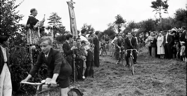 photo  en 1950, des milliers de cyclistes et automobilistes se rendaient à saint-christophe-de-chaulieu (orne) pour se faire bénir lors de la procession.  &copy;  archives de flers/ fonds guillaume 