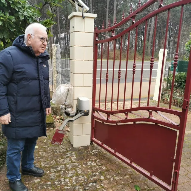 photo l’un des deux moteurs du portail d’entrée a été arraché, la porte de la véranda a été fracassée, les dégâts ne sont que matériels mais le traumatisme lui est bien là pour marcel drouet et son épouse chantal  ©  le maine libre