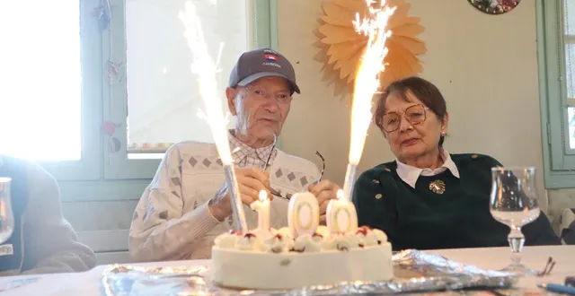 photo  pierre trouillet (ici en compagnie de l’une de ses filles) a fêté ses 100 ans à l’ehpad d’auvers-le-hamon.  &copy;  ouest-france 