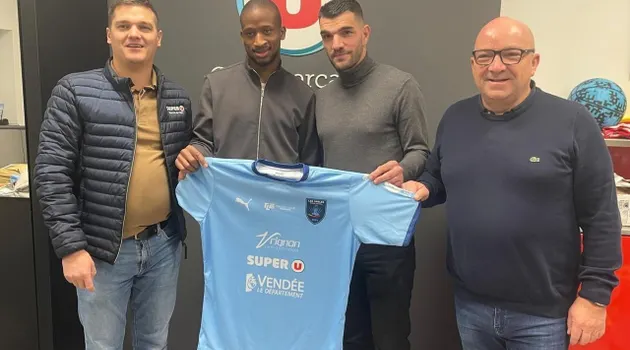 photo sport  kemo kenneh, nouvelle recrue des sables vendée football, avec le président du club (à droite) et le manager charly charrier (2e en partant de la droite). 