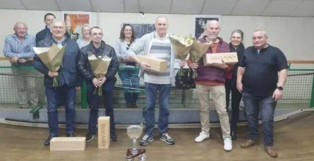 photo  philippe landelle et laurent botteau, de la jeanne-d’arc de seiches, ont remporté la première édition du challenge elisa-amiot, devant bruno pithon et jean-luc lachaise, de l’union-comète de beaufort-en-vallée, au terme d’une finale très disputée et serrée jusqu’au bout grâce à deux belles équipes. au total, 86 équipes ont participé aux compétitions. chacun a pu regretter l’absence du président tony lô, dynamique porteur de ce projet, actuellement hospitalisé. les vainqueurs (à droite) à côté du vice président pascal cousin, lequel a tenu à remercier participants et donateurs.  &copy;  co 