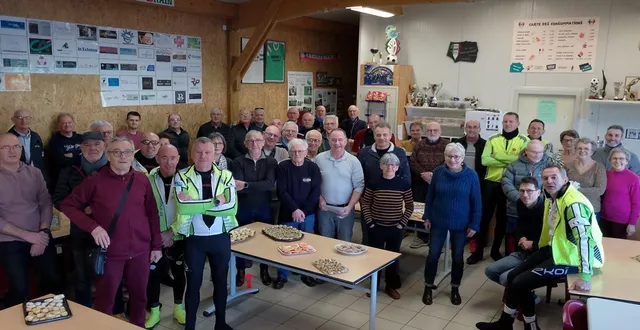 photo  pour déguster les huîtres dans de bonnes conditions, les cyclos ont investi la salle de convivialité de l’esab football.  &copy;  co. 