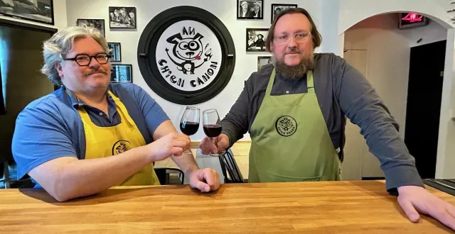 photo  angers, avenue besnardière, le 30 décembre 2025. mathieu salé (à gauche) et frédéric piton trinquent à la réussite d’au chien canon.  &copy;  co 