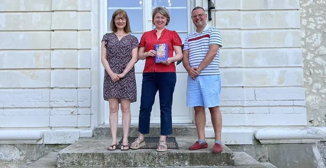 photo  cynthia et fady fadel entourent carolyn boyd, journaliste consultante au journal the guardian.   &copy;  le maine libre 