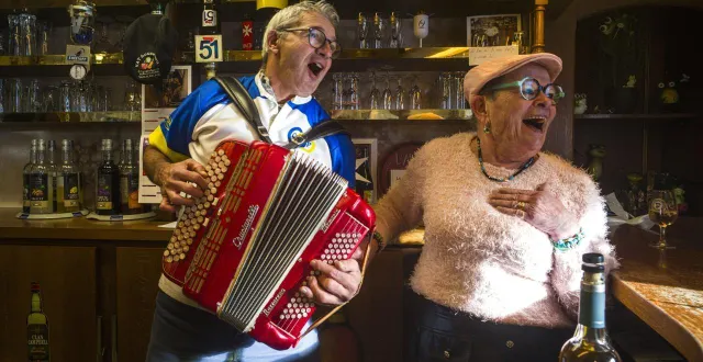 photo  le mans, vendredi 5 décembre 2025. « canard », ancien client de l’ovale désormais installé en bretagne, retourne régulièrement voir martine vignault. son accordéon n’est jamais bien loin, son ancien polo du cop non plus.  &copy;  le maine libre – denis lambert 