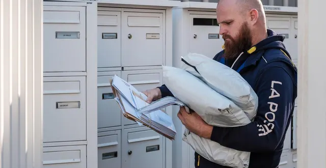 photo  pierre-alexandre mautrot, responsable opérationnel de proximité, livre le centre commercial l’atoll tous les jours.  &copy;  simon torlotin / ouest-france 