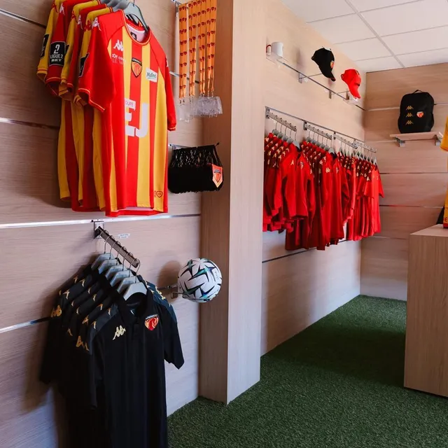 photo on y trouve tous les articles aux couleurs du club manceau.  ©  le mans fc