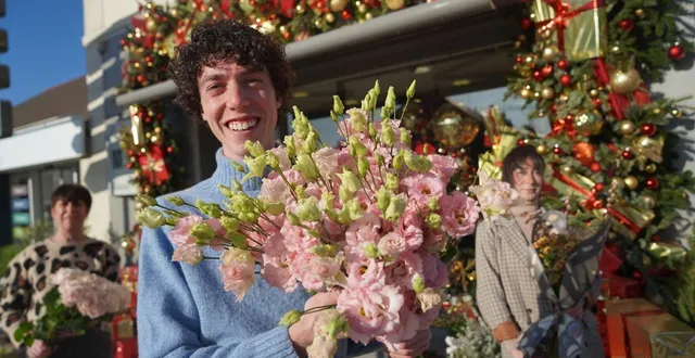 photo  léo tombini devant sa boutique la grande ô fleurs, à avrillé, près d’angers (maine-et-loire). en arrière-plan, sa mère, marielle et sa collègue, lucie.  &copy;  ouest-france 