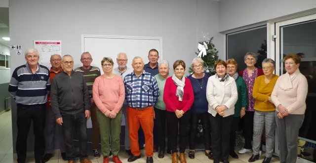 photo  le bureau, dynamique et impliqué, avec son président rené jeulin, en pantalon rouge.  &copy;  le maine libre 