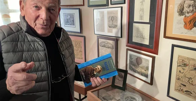 photo  jean-claude ragaru devant les vitrines consacrées à nadar, au musée à l’homme volant.  &copy;  le maine libre 