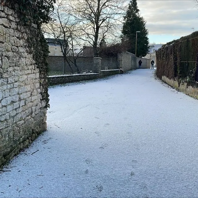 photo si le centre-ville de falaise (calvados) est tout blanc ce samedi matin, la campagne environnante n’a pas été touchée et les axes secondaires sont praticables.  ©  ouest-france