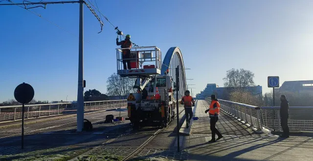 photo  la ligne aérienne de contact (lac), qui fournit 750 volts aux tramways, s’est brutalement rompue à hauteur du centre hospitalier universitaire d’angers (maine-et-loire).  &copy;  ouest-france 