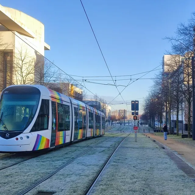 photo la première rame, équipée pour éliminer le verglas, a circulé dans la zone et est maintenant à l’arrêt allée françois-mitterrand à angers.  ©  ouest-france