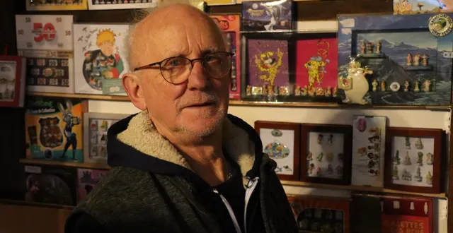 photo  joël poussier pose devant une partie de sa collection de fèves.  &copy;  ouest-france 