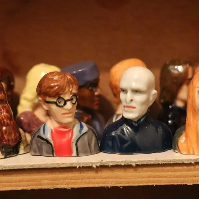 photo joël poussier a une collection de fèves représentant les personnages de harry potter.  ©  ouest-france