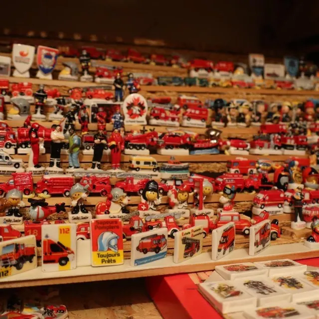 photo joël poussier apprécie sa collection en lien avec les pompiers.  ©  ouest-france