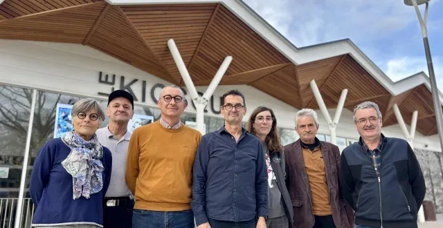 photo  la nouvelle équipe dirigeante, les salariés et les bénévoles unis autour du kiosque.  &copy;  co - léo candas 