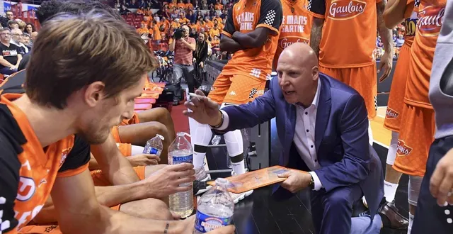 photo  éric bartecheky donne ses consignes lors du match du mans contre gravelines, le 20 octobre 2018 à antarès.  &copy;  photo : archive le maine libre - hervé petitbon 