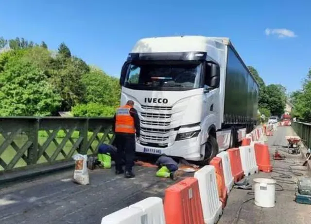 photo le 6 mai 2025, un poids lourd est resté coincé sur le pont qui enjambe le loir à luché-pringé.  ©  archives ouest-france