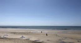 Info insolite  la plage de saint-germain-sur-ay (manche) aurait pu être le théâtre d’un bain de noël pour l’équipe de l’office de tourisme de côte ouest centre-manche. 
