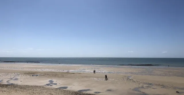 photo  la plage de saint-germain-sur-ay (manche) aurait pu être le théâtre d’un bain de noël pour l’équipe de l’office de tourisme de côte ouest centre-manche.  &copy;  archives ouest-france 