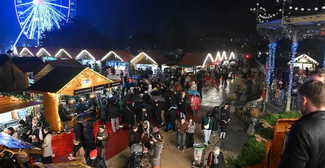 photo  angers, jardin du mail, le 7 décembre 2025. près de 170 chalets ont animé les marchés de noël à angers, dont 61 situés au cœur du fabuleux village de santa-claus.  &copy;  co – laurent combet 