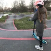 photo  lou teste sa trottinette sur le pumptrack du skatepark d’avrillé, près d’angers (maine-et-loire). 