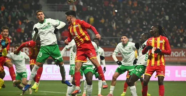 photo  lucas buades (en sang et or, au premier plan) et le mans fc ont fait match nul contre saint-étienne.  &copy;  photo : le maine libre - denis lambert 