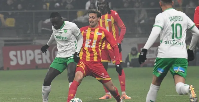 photo  milan robin (en rouge et jaune) aura été le manceau le plus en vue face à saint-etienne, le 3 janvier 2026.   &copy;  jérôme fouquet/ouest-france. 