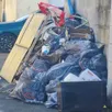 photo  c’est ce tas de détritus que les habitants ont découvert dans la rue des rochebruns. 