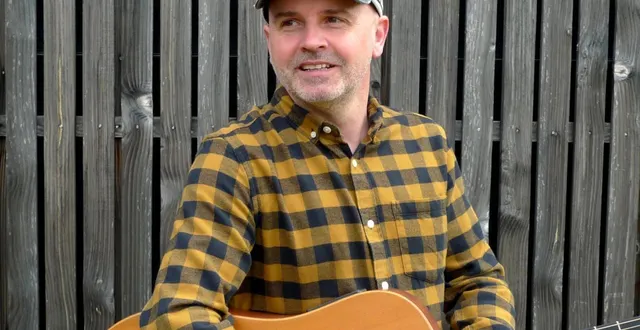 photo  julien déniel et sa fameuse chemise à carreaux sera en concert à changé.  &copy;  ©julien déniel 