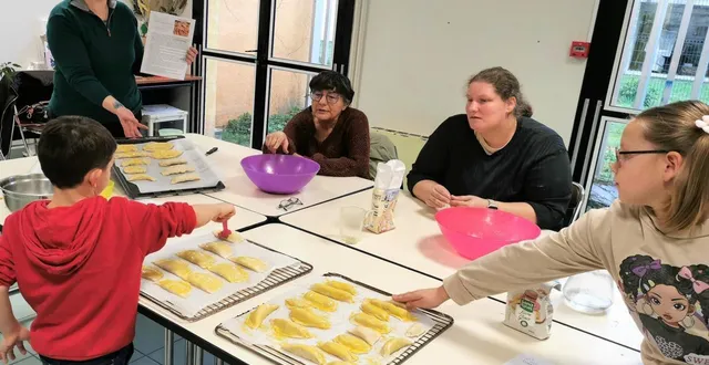 photo  atelier pâtisseries orientales avec la confection de cornes de gazelles pendant les vacances, au secteur familles.  &copy;  le maine libre 