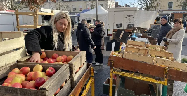 photo  maraîchers, poissonniers, charcutiers et tous les commerçants du marché doivent braver le froid tôt le matin pour servir les clients.?  &copy;  le maine libre 