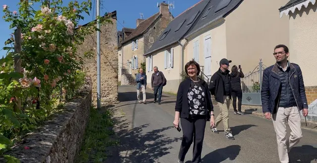 photo  denis cuillerier avec le maire de mareil, le village de son ancêtre, le samedi 10 mai 2025.  &copy;  le maine libre 