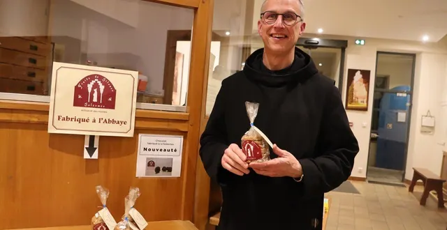 photo  frère david minot avec un sachet de l’une des productions de l’abbaye bénédictine de solesmes qui s’est lancée dans la confection de biscuits.  &copy;  ouest-france 