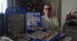 Info insolite  stéphane jouan, collectionneur de fèves à saint-nazaire, possède plus de 30 000 pièces en porcelaines 