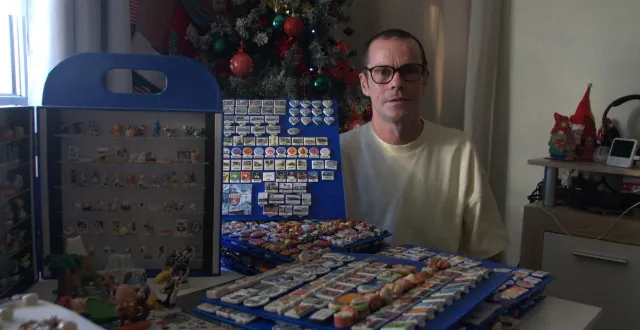 photo  stéphane jouan, collectionneur de fèves à saint-nazaire, possède plus de 30 000 pièces en porcelaines  &copy;  ouest-france 