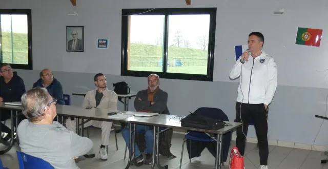 photo  david drouin, récent nouveau président de la section football des js, dirigeait sa première assemblée générale.  &copy;  le maine libre 