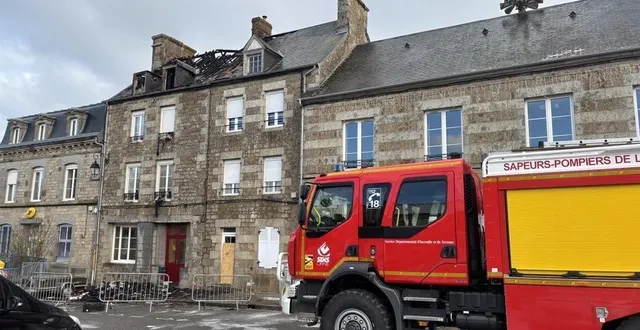 photo  l’incendie survenu à carrouges, près de la mairie, a mobilisé les pompiers toute la nuit.  &copy;  ouest-france 