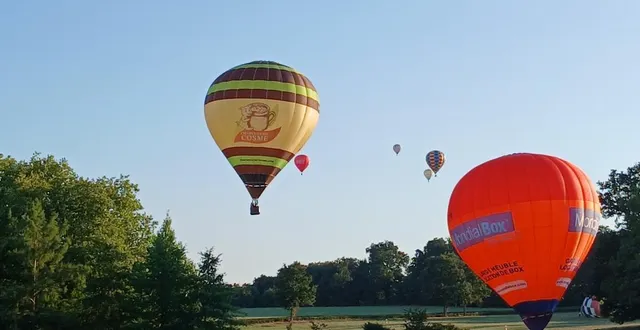 photo  jean-pierre goubault s’est mis en mouvement pour couvrir les montgolfiades à brissac.  &copy;  archives ouest-france 