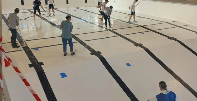 photo  il y avait du monde dans le grand bassin de vénizi’o ces derniers jours, mais pas pour nager.  &copy;  vénizi’o 