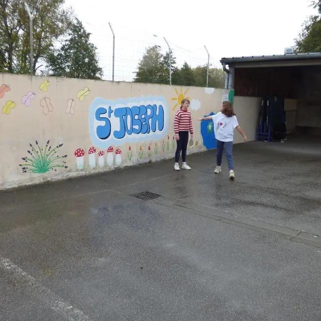 photo les portes ouvertes de janvier seront l’occasion pour l’école saint joseph de bazouges de présenter ses projets. ici la fresque réalisée par les enfants de l’école en 2023. concerts et chasse aux œufs seront également au programme de ce début d’année 2026.  ©  ouest-france