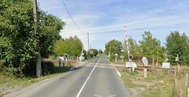 photo  le passage à niveau aux rosiers-sur-loire est en panne ce dimanche 4 janvier 2026.  &copy;  google maps 