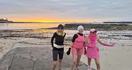Info insolite  quelques instants avant de se jeter à l’eau, jeanick, correspondante, pose avec deux baigneuses aguerries déguisées, sur la plage de l’anse du stole. 